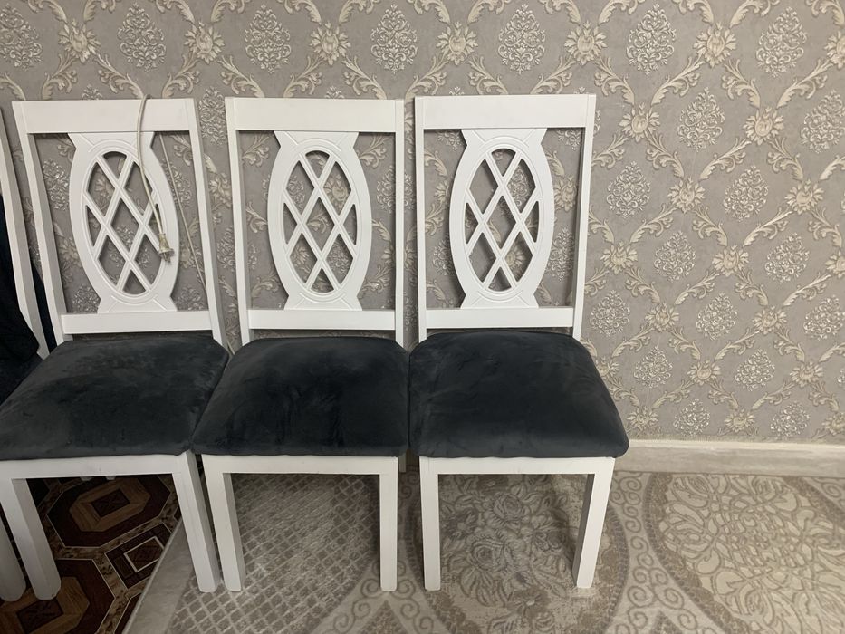 Стол и стулья для гостиной