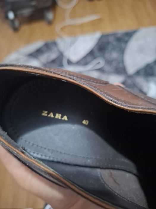 Vând o pereche de pantofi eleganți/casual-eleganți bărbați ZARA MAN, măsura 40, realizați din piele naturală de calitate într-o nuanță versatilă