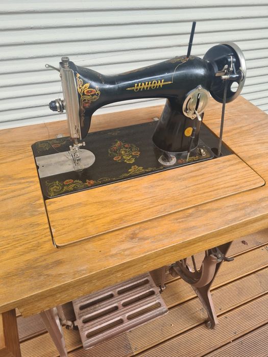 Masina de cusut veche dar functionala