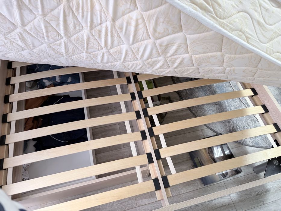 Кровать двуспальная с матрасом