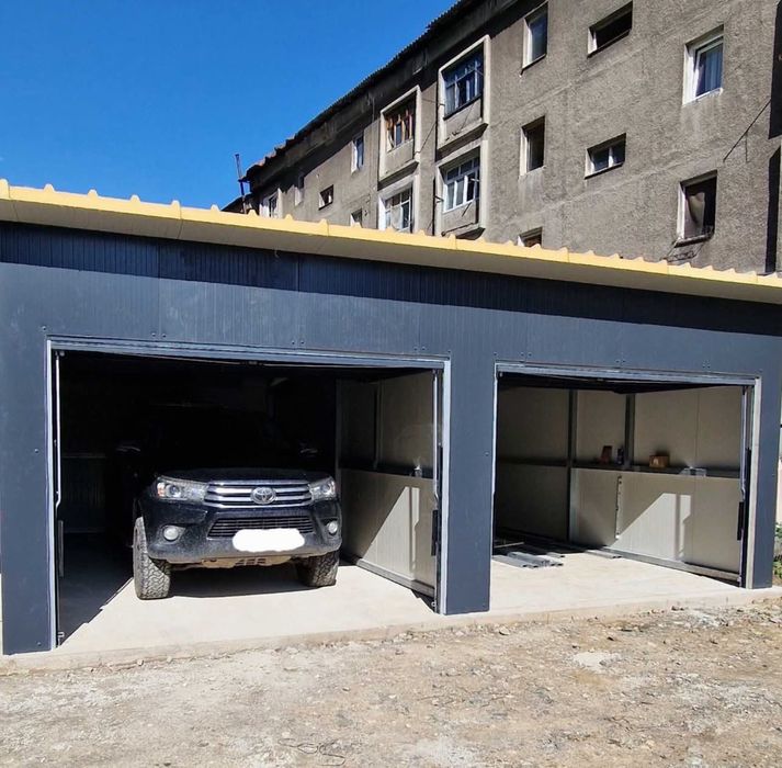 Vand garaje metalice la comanda, din structura metalica usoara si panouri sandwich termoizolante, ideale pentru curte, teren sau spatiu comercial.