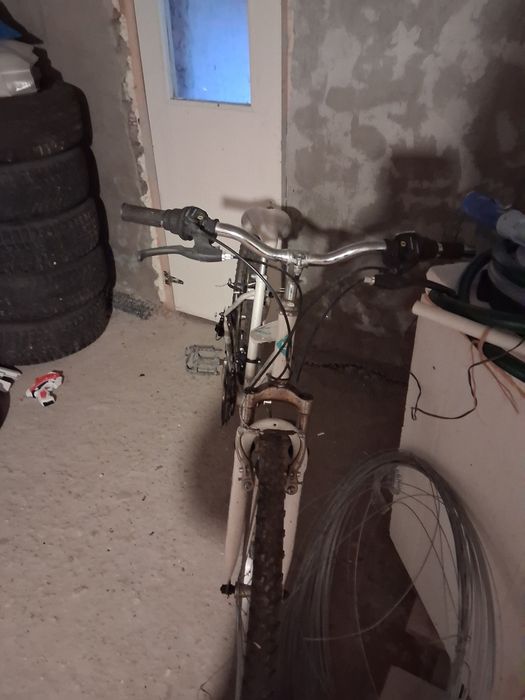 Bicicletă  albă  pentru adulti