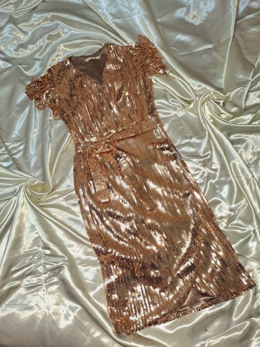 Вечерние платья разбираю гардероб