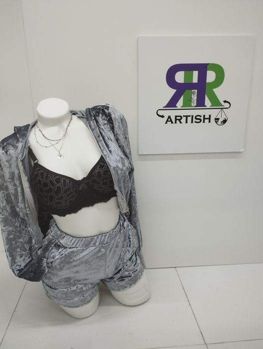 Женские одежды и аксессуары