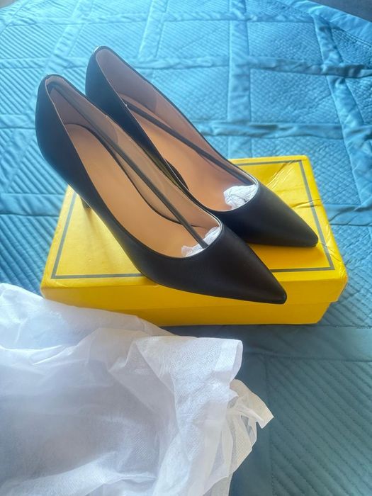 Продам туфли новые абсолютно