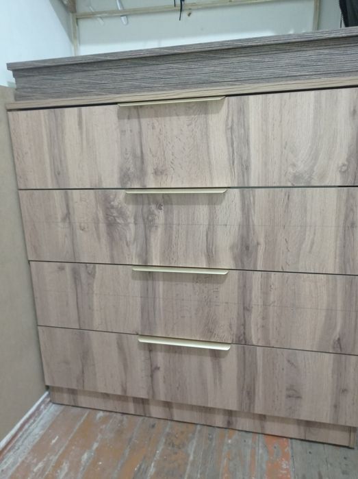 Продам комод цвета дуб ботан