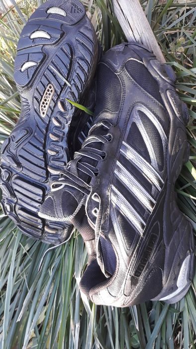 Туристические кроссовки