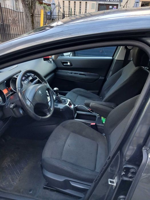 Vând Peugeot 5008