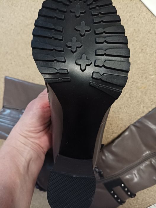 Сапоги женские ,новые,стильные разм 40/39