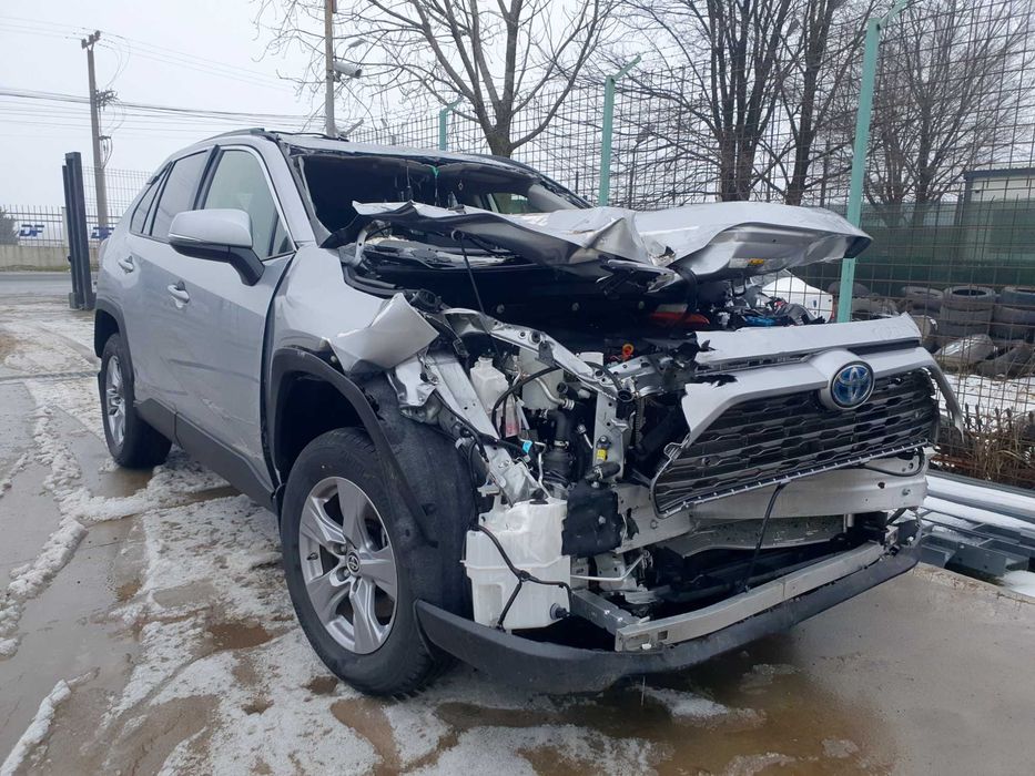 Toyota RAV4 Hybrid, 4x4, an fabricatie 2024, 2200 km - avariat