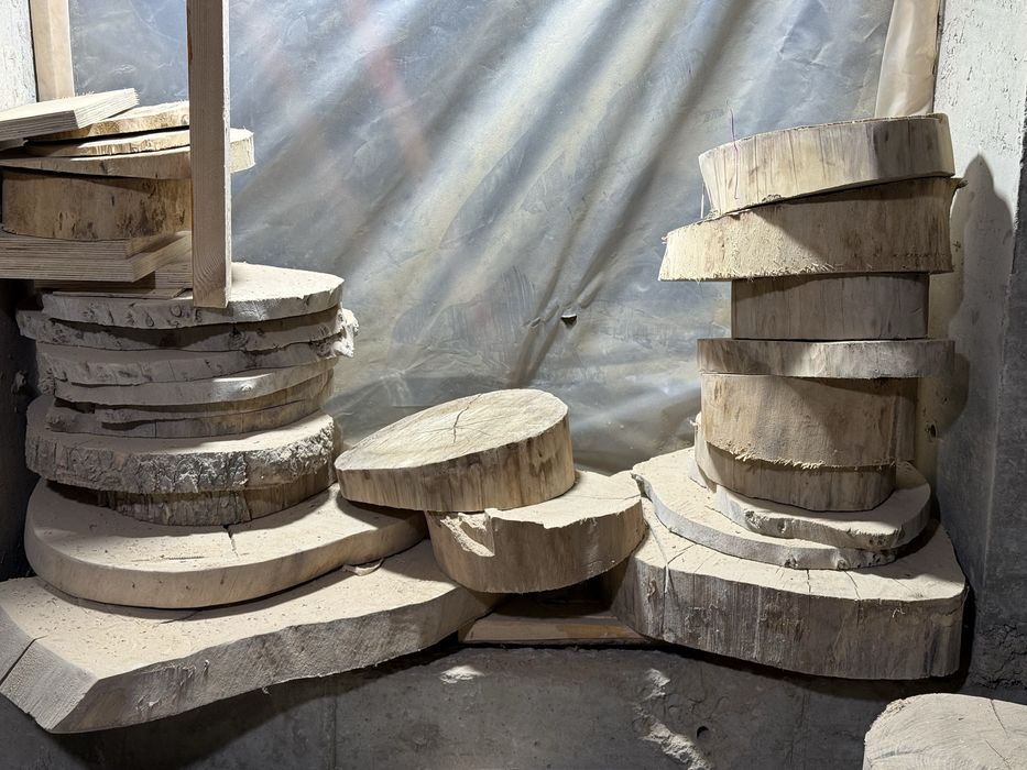 Мастер по дереву плотник