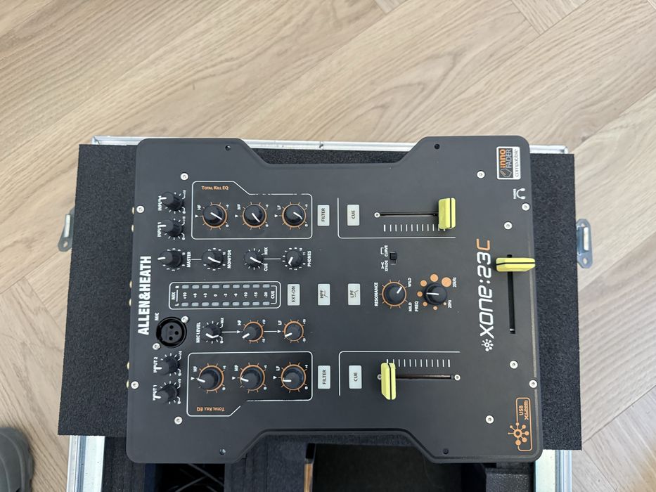 Set DJ Allen & Heath Xone 23C + Traktor X1 Mk2 + Custom flight case