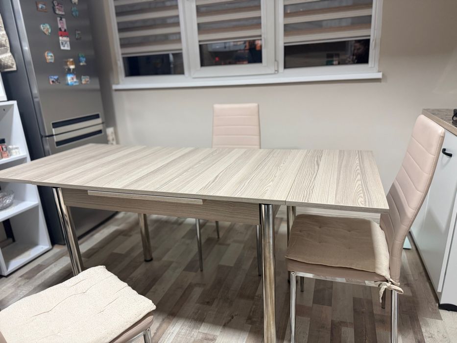 Разтегателна маса и столове