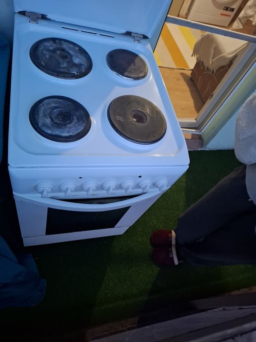 Продавам готварска печка Indesit