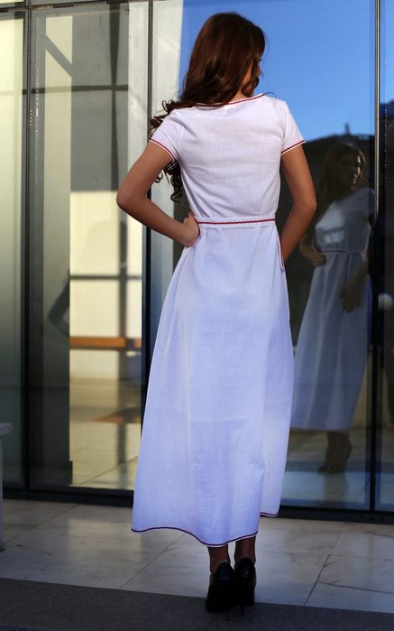 Дълга дамска бяла рокля с шевица