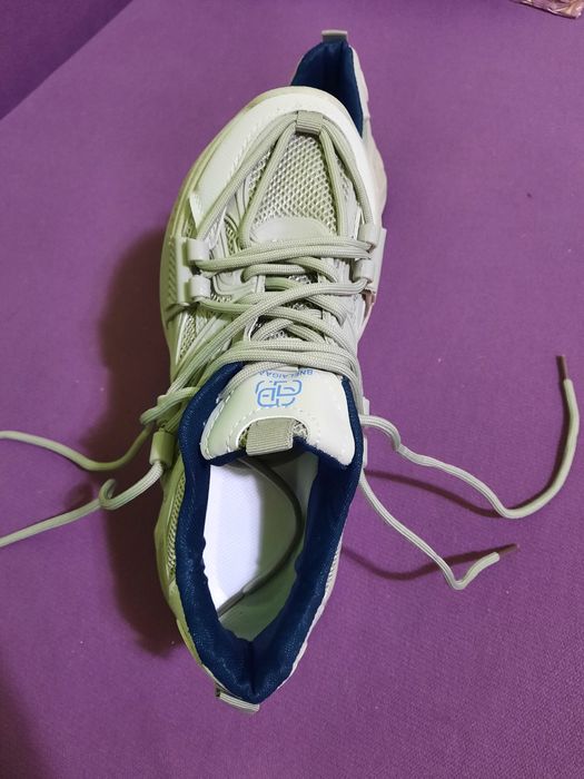 Продам кроссовки