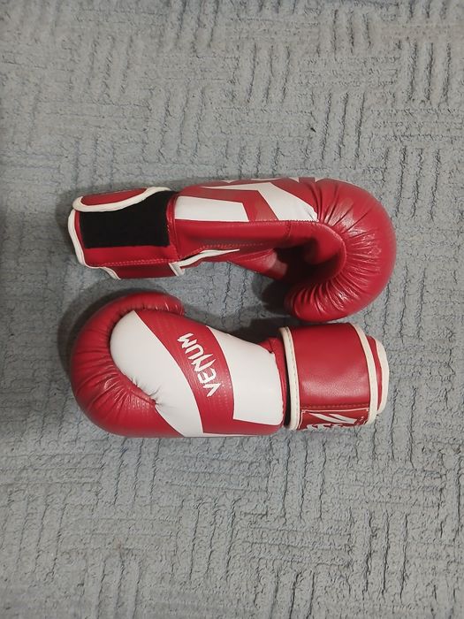 Боксёрские перчатки Venum