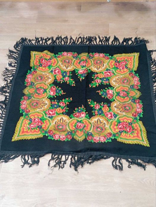 Продаются красивые  японские и российские  шерстяные платки