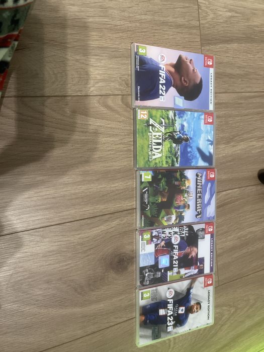 Vând nintendo  cu manete și jocuri și cont de fornite  cu 30 de skinur