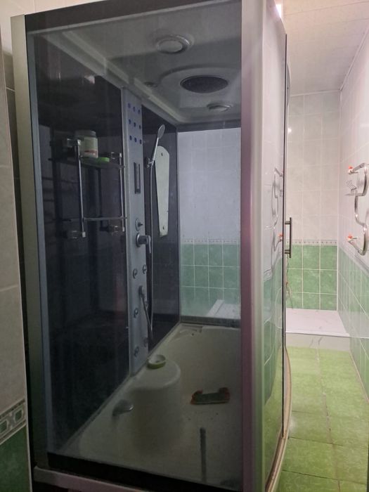 Душевая кабинка в хорошем состоянии