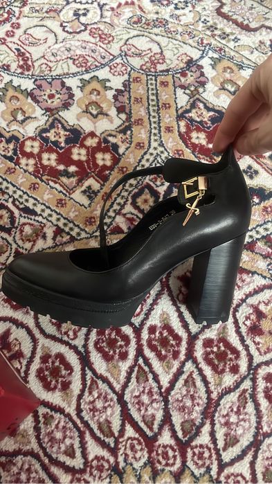 Продам сапожки , туфли.