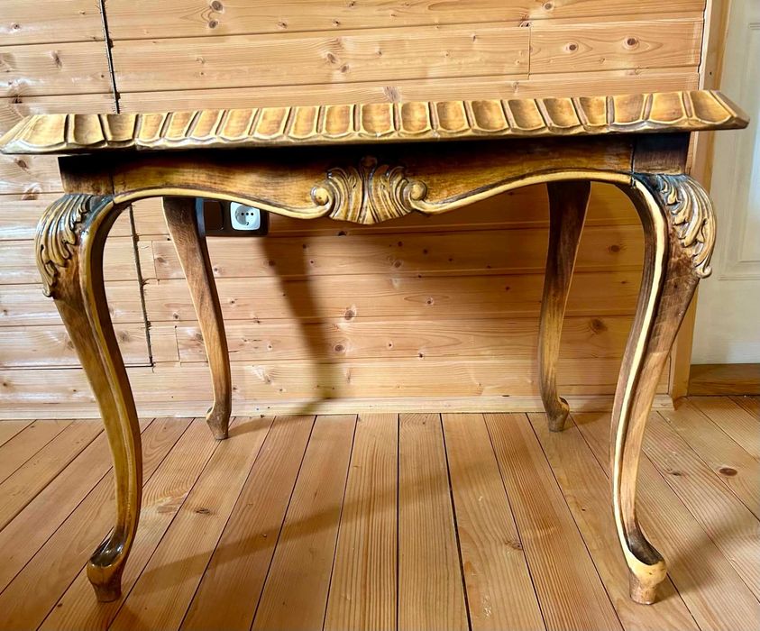 Masă elegantă din lemn masiv – stil clasic, deosebită