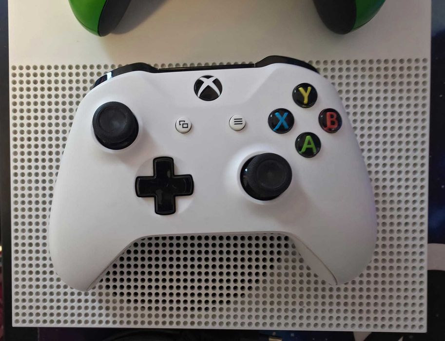 Consola Xbox One S , Stocare: 365GB + 2 Controllere (Ediție Minecraft) + Cabluri