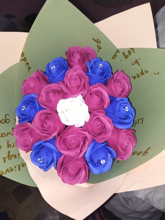 Vând buchete de trandafiri