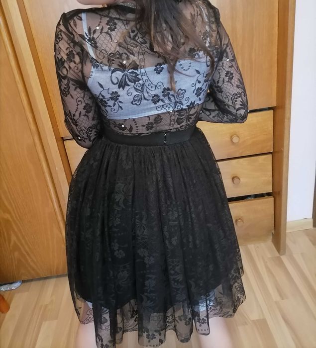 Vând rochie, mâneci transparente, curea inclusa