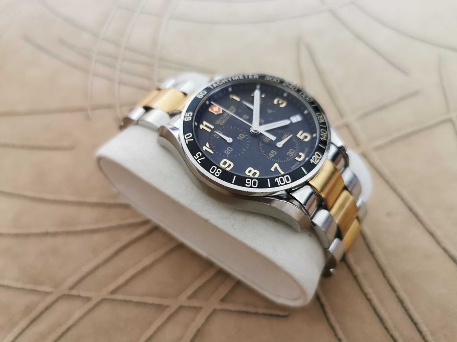Продавам часовник Victorinox Swiss Army