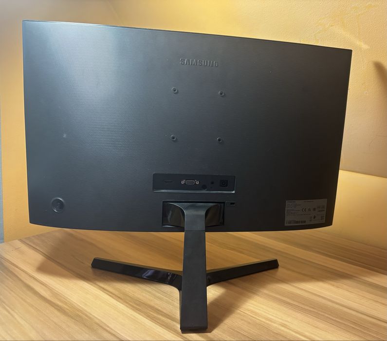 Продавам извит монитор Samsung 24" (C24F396FHR)