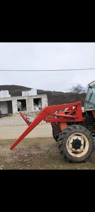 Vând încărcător tractor