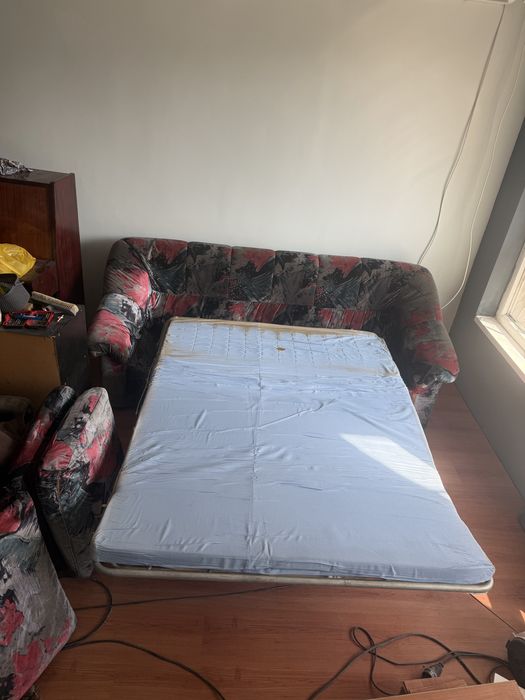 Разтегателен диван + 5 таборетки