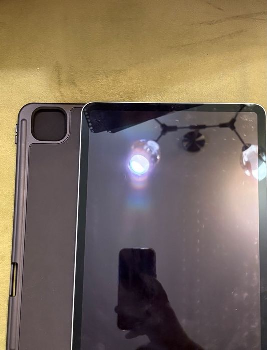 iPad Pro 11” 128GB Wi-Fi Silver – impecabil, husă inclusă