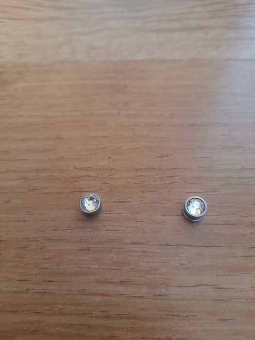 Cercei cu magnet pereche zirconiu alb/negru,unisex NOI !!