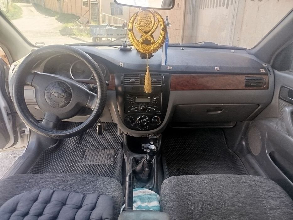 Lacetti 1.8 sotiladi
