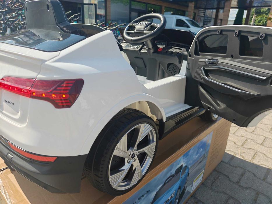 AUDI Акумулаторен джип Audi Sportback бял