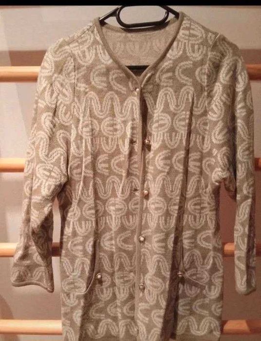 Pulover cu nasturi în față, realizat din material moale