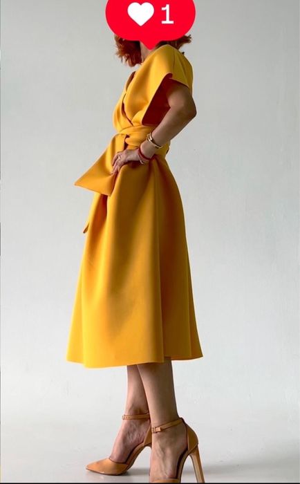 Платье нарядное желтое