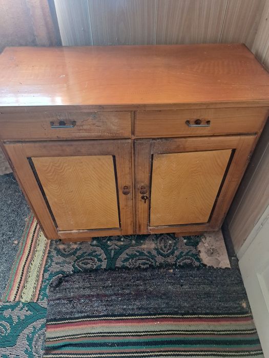 Старо дървено долапче