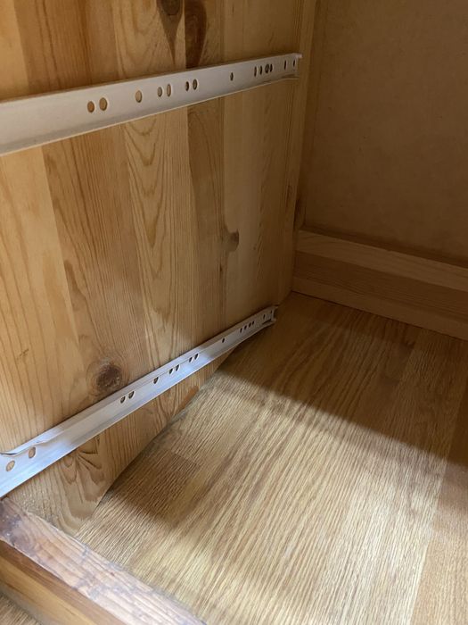 Дървен гардероб