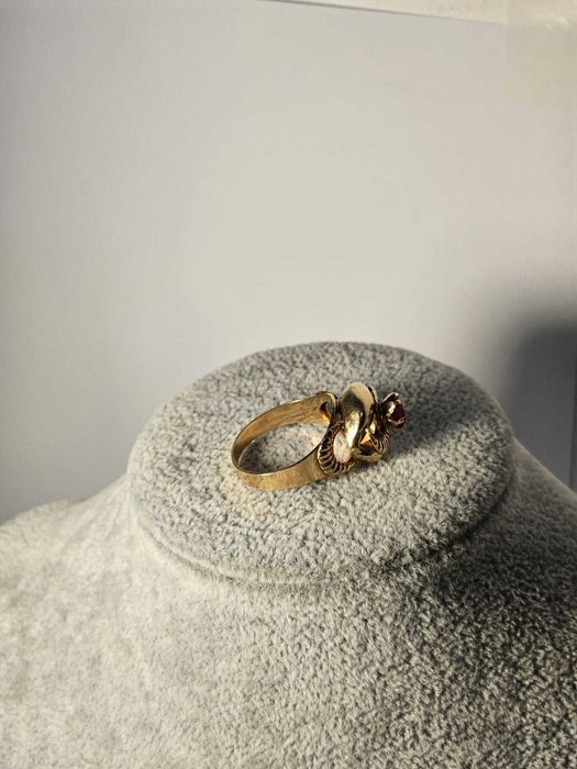 Inel din  aur galben cu piatra rosie 14K, 3.79 grame