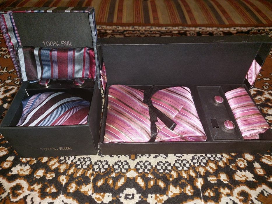 Продам 2 шёлковых галстука за 6000т.