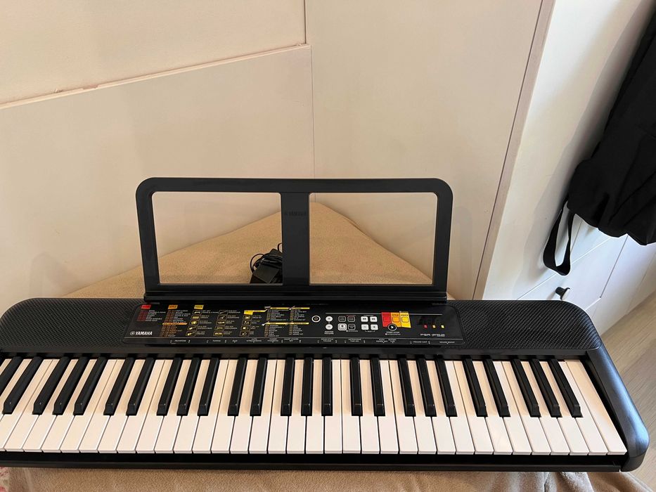 YAMAHA pian portabil, 61 clape, alimentator PA-130 inclus