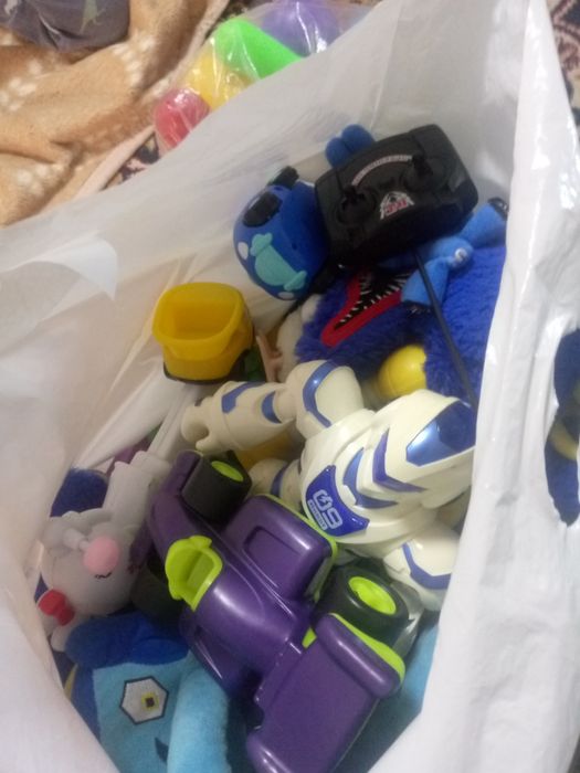 Игрушки отдам два пакета