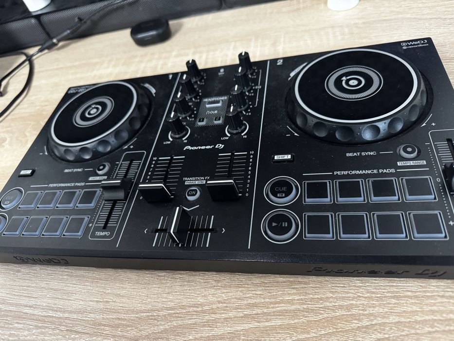 Vând consolă Pioneer DDJ200 în stare bună fără defecte ascunse.