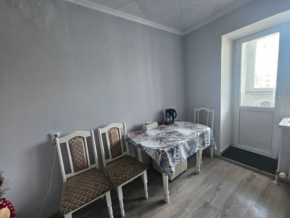 Продам обеденный стол со стульями