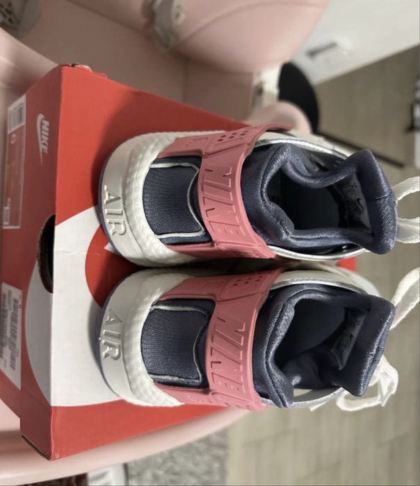 Adidasi nike noi