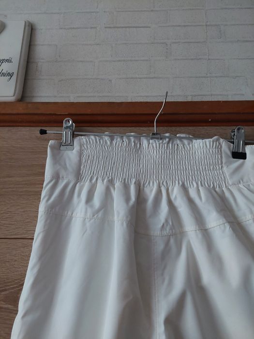 Розов гащеризон и бяло ски долнище