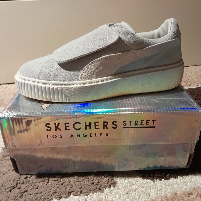 Tenesi gri din piele intoarsa, noi